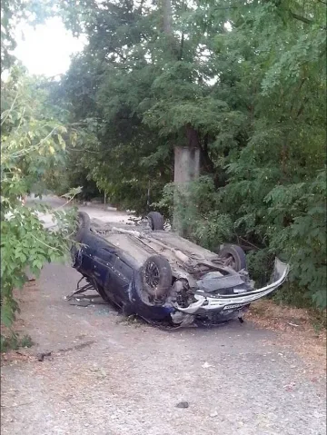 Петима ранени в кола, обърната по таван