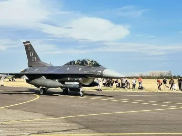 Радев летя с F-16, повози го колега генерал