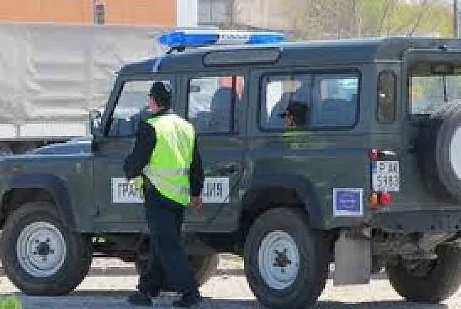 Спипаха 54 нелегални имигранти на границата