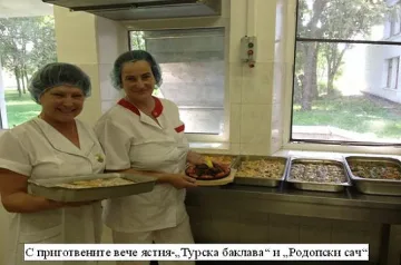 Кърджалийки майсторят къпана баница и баклава на кулинарен фест