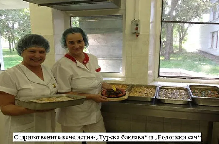 Кърджалийки майсторят къпана баница и баклава на кулинарен фест