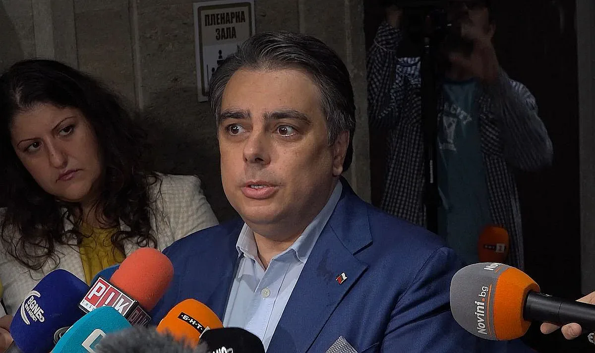 Асен Василев предизвика Борисов: Да спре да се крие по храсти!