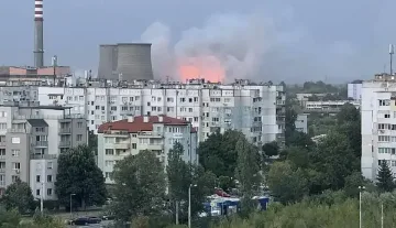 Голям пожар в София! Вятърът го разнася