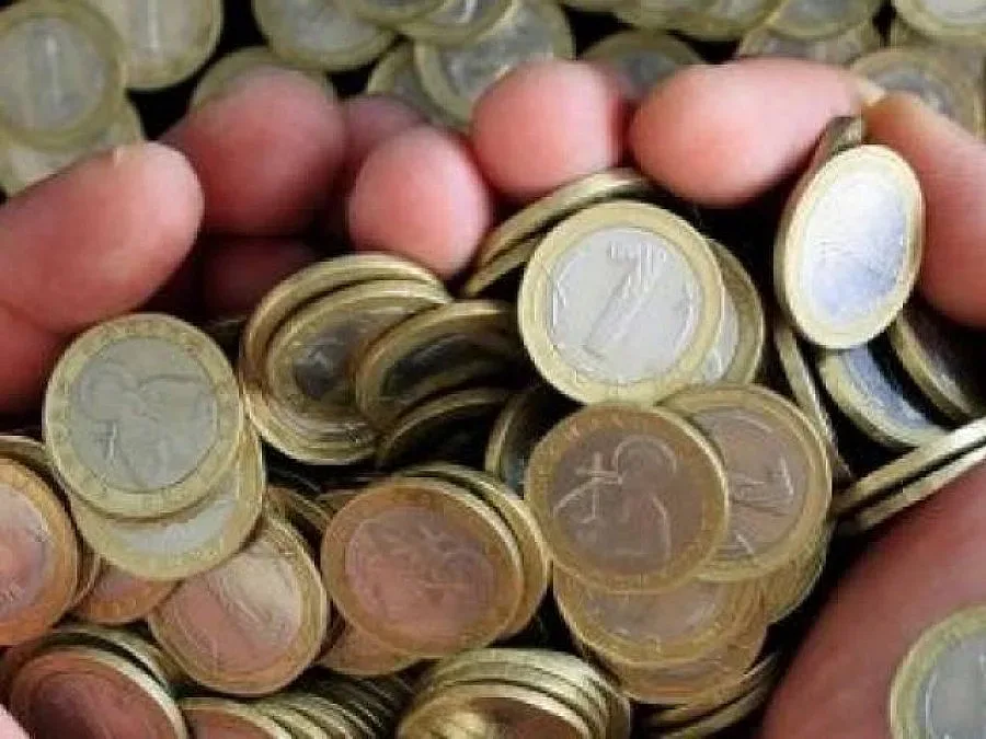 Деца разбиха седем машини за кафе