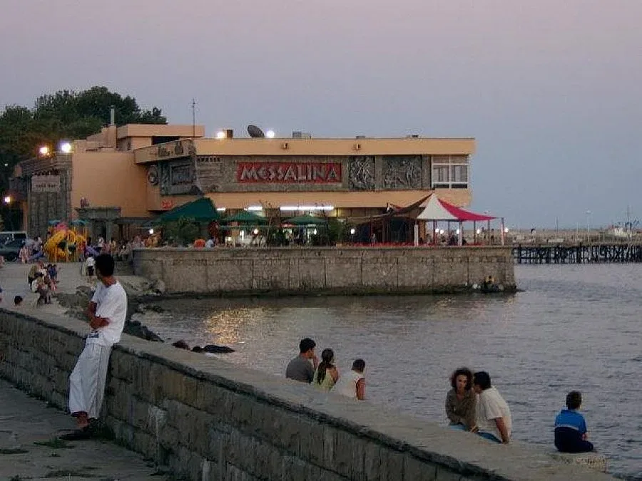 Изгоря емблематичната морска дискотека "Месалина"