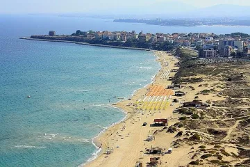 Бели гранули заляха южните плажове