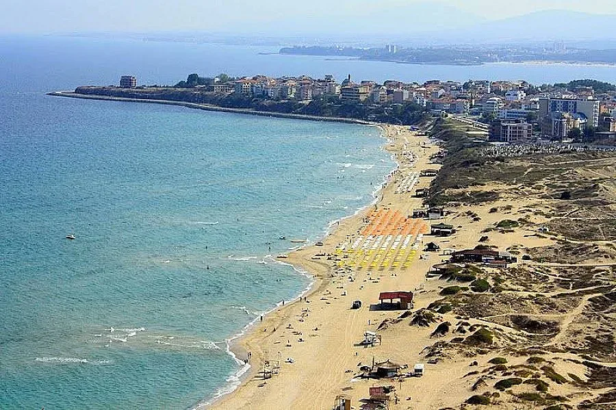 Бели гранули заляха южните плажове