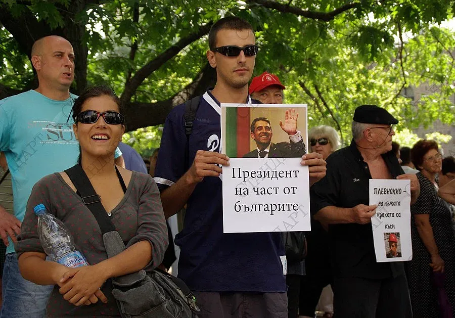 Контрапротестиращи: Куклата на конци няма позиции