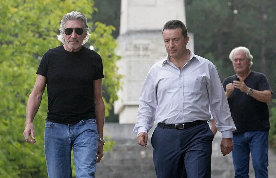 Роджър Уотърс се поклони на гроба на майор Томпсън