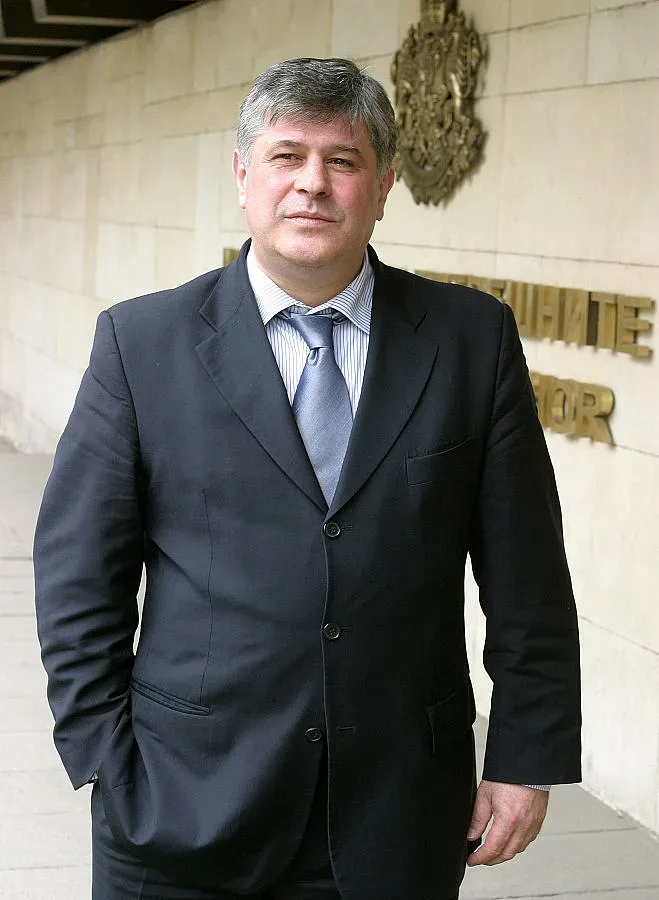 Пазителят на архивите върти бабини гозби