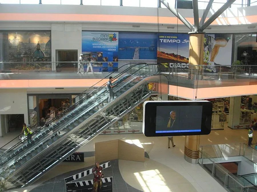 Сигнал за бомба опразни мол