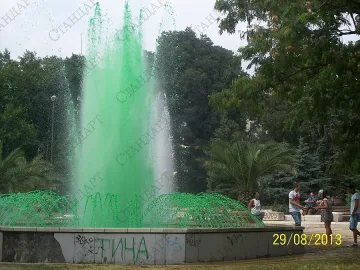 Фонтанът до община Варна изригна днес в бяло и зелено