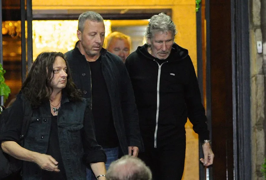 СНИМКИ: Безмълвен Роджър Уотърс кацна в София