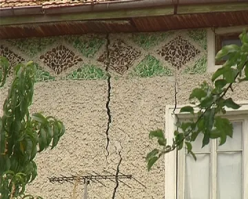 Евакуираха семейство от опасна къща след двата труса в Осина