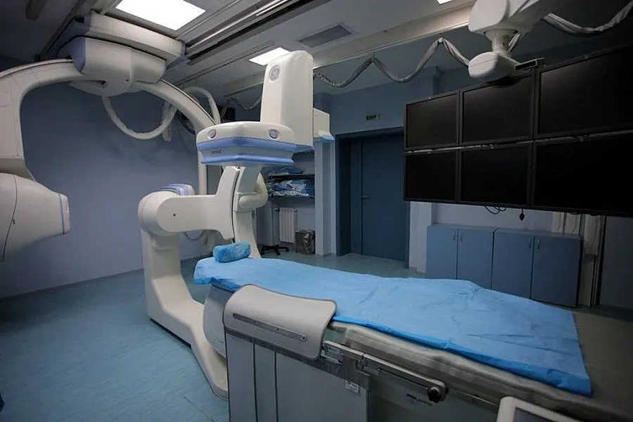 Само в "Св. Иван Рилски" София: Лекуват мозъка с "лепило"