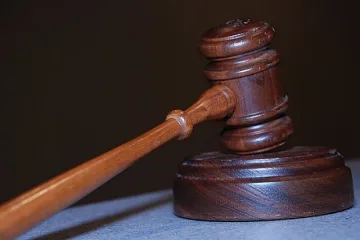 Осъдиха условно бензанджия, свил 5 бона