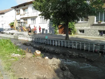 Спират с бетон буйна река в Разлог