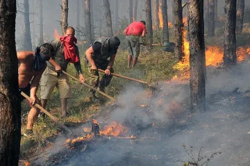 Пожарникари срещу огнената стихия в страната
