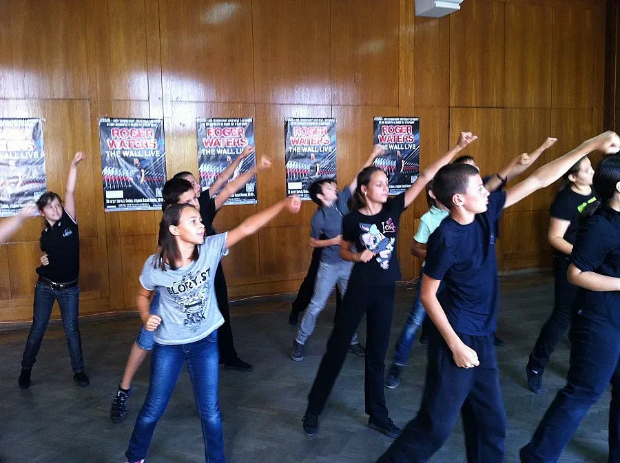 Тийнове питат Уотърс за детството му