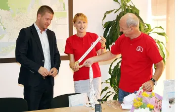 Ветерани - олимпийци подариха златен медал на кмета