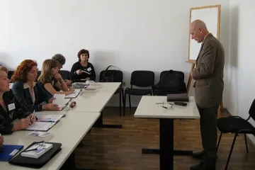 Обучават чиновници да работят по-добре