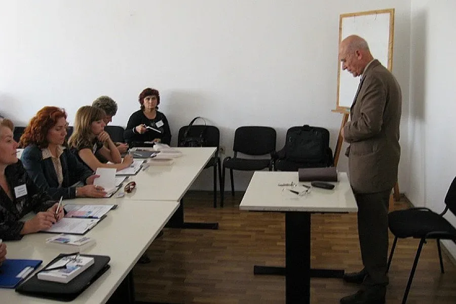 Обучават чиновници да работят по-добре