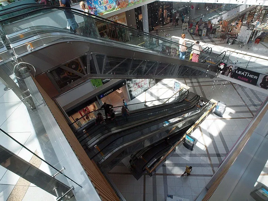 Стефчо, който падна от ескалатор в мол, е в съзнание