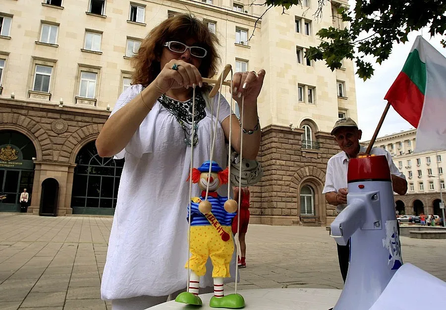 Кукла на конци начело на контрапротеста