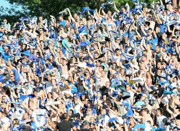 Феновете на "Левски" с писмо до Плевнелиев и Орешарски 