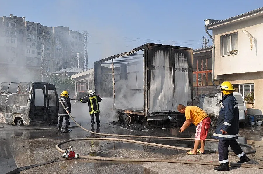 Взрив в автосервиз изпрати собственика му в болница 