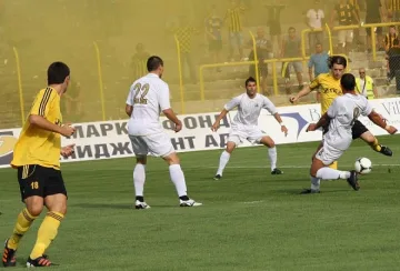 "Канарите" обърнаха "Славия"