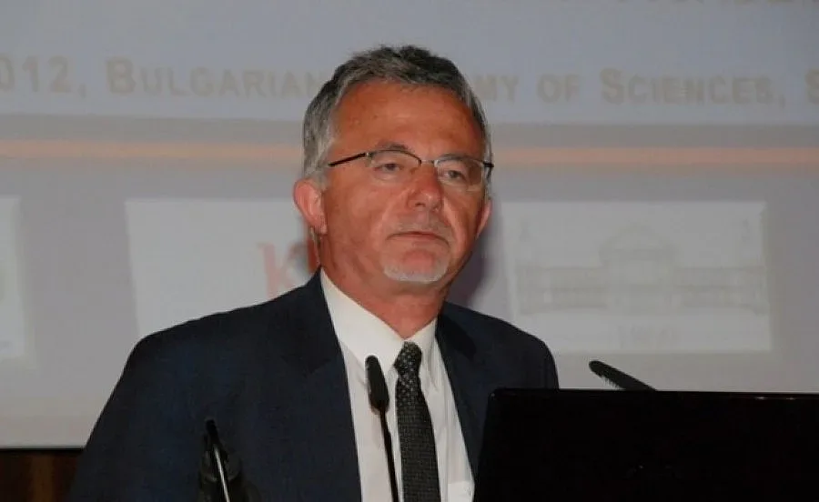 Удобна смърт на експерт разбуни форумите