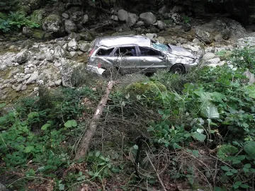 Пийнал шофьор паркира кола в реката