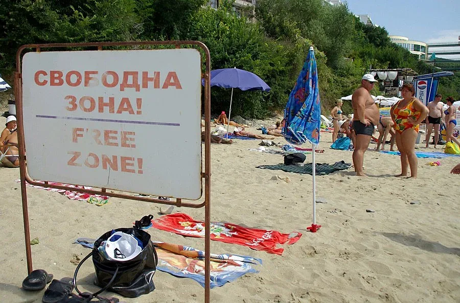 Туристи на морето паркират в защитени зони