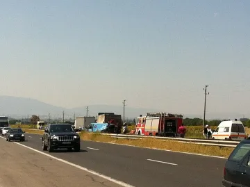  Камион с жито се обърна на АМ "Хемус"