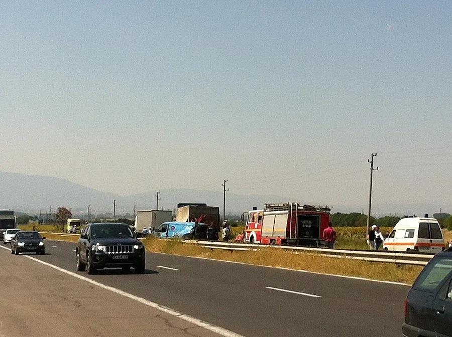  Камион с жито се обърна на АМ "Хемус"