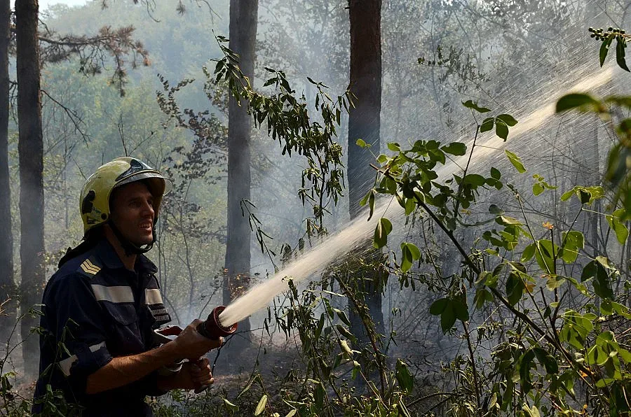 Огнените стихии в страната продължават