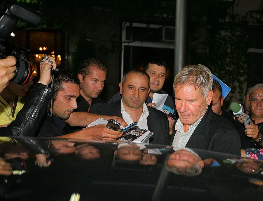 Харисън Форд кацна в София