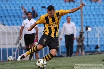 "Хамбургер" и "Лион" на опашката за Неделев