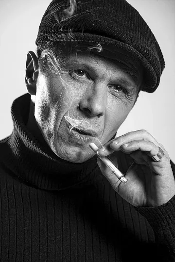 Малкия Близнак става комунист 