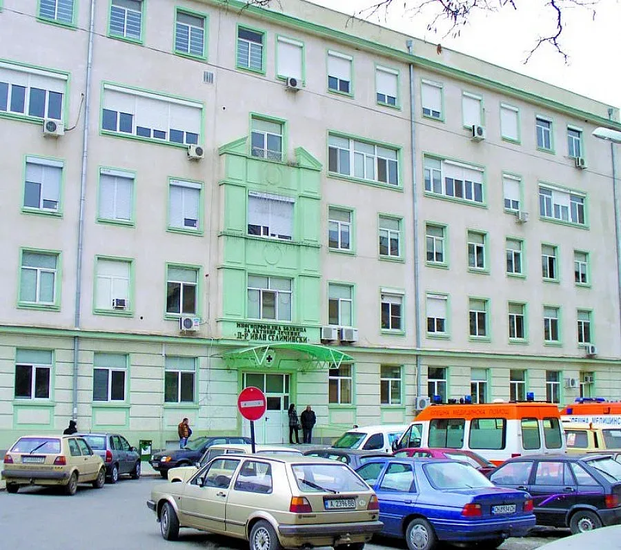 Бебето, изхвърлено от майка си в Сливен, почина