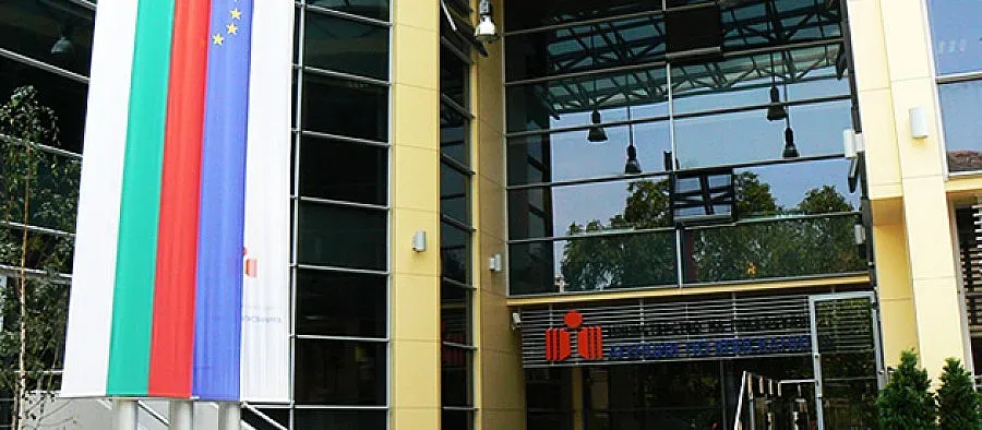 Банките с гръб към електронните услуги, вярват на бумаги