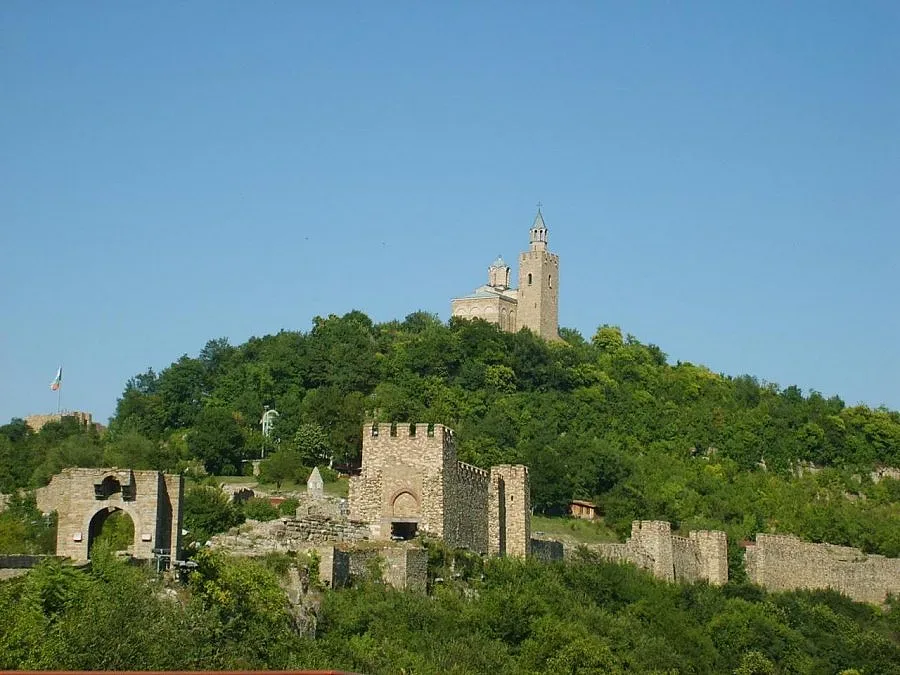 Над 1 милион лв. оставиха туристи под Царевец