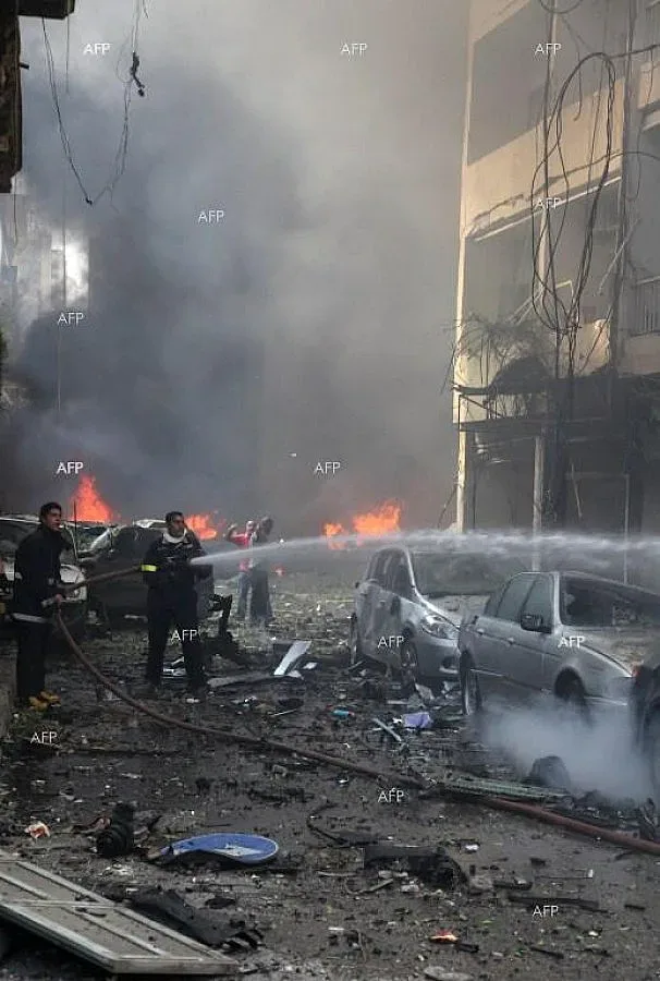 Два взрива раниха десетки души в Триполи