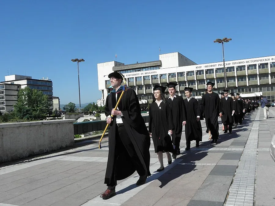 Момиче от Казахстан с 10 златни медала ще учи в АУБ