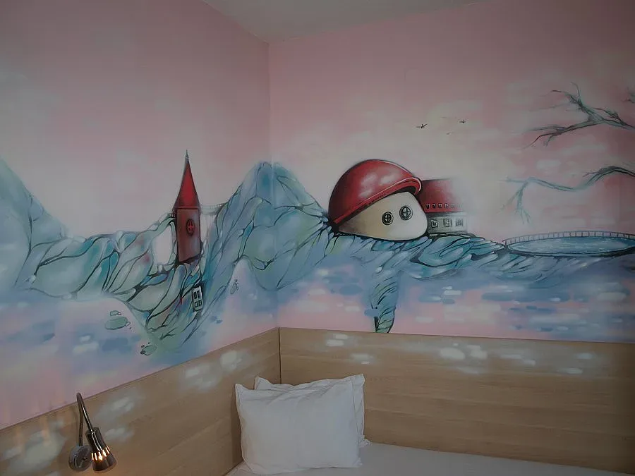 Изрисуваха с графити 11 хотелски стаи