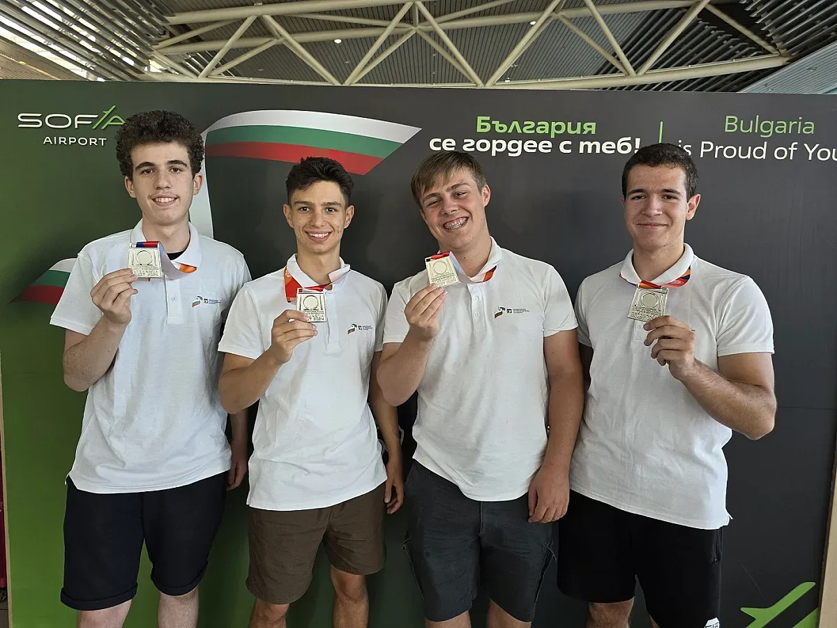 Български ученици спечелиха 4 сребърни медала на 36-ата Международна олимпиада по информатика