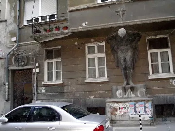 Ваят бутафорен Атлас за "Топло"
