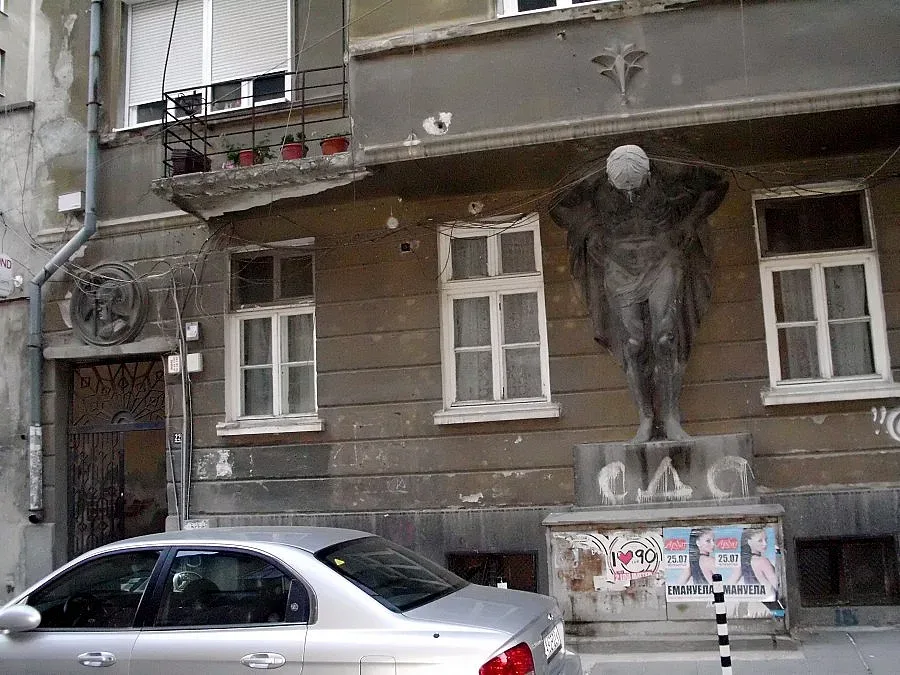 Ваят бутафорен Атлас за "Топло"