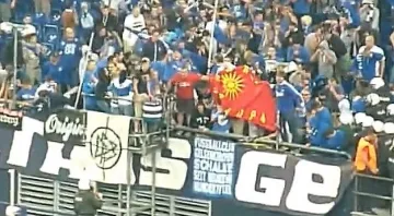 Бият фенове заради македонско знаме